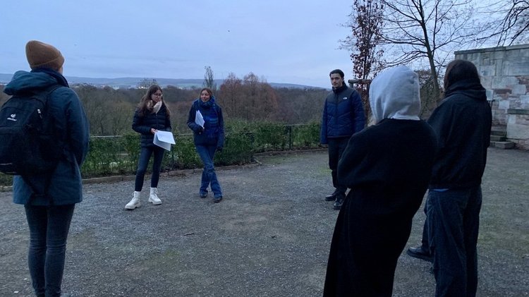 Abschlussdiskussion am Mahnmal