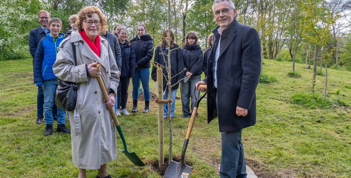 Baumpaten Inge Laubert und Landrat Andreas Siebert