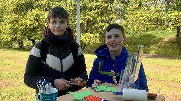 Jakob und Carl, die ersten Gäste der Veranstaltung, schrieben Friedensbotschaften auf Ginkgo-Blätter