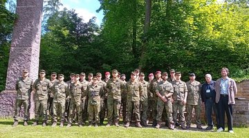 Ein Gruppenfoto von Bundeswehrsoldaten und Vertretern des Volksbundes auf der Kriegsgräberstätte Bad Emstal