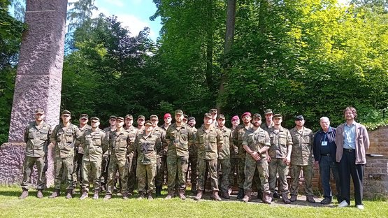 Ein Gruppenfoto von Bundeswehrsoldaten und Vertretern des Volksbundes auf der Kriegsgräberstätte Bad Emstal
