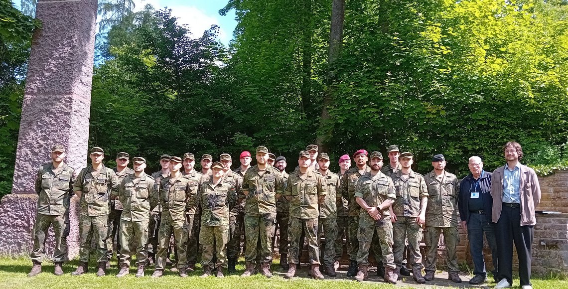 Ein Gruppenfoto von Bundeswehrsoldaten und Vertretern des Volksbundes auf der Kriegsgräberstätte Bad Emstal