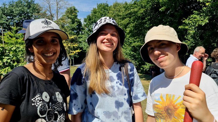 Jugendliche aus zehn verschiedenen Ländern pflanzen Baum