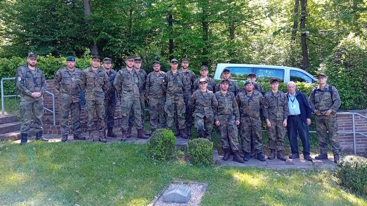 Gruppenfoto von Bundeswehrsoldaten auf der Kriegsgräberstätte Bad Emstal