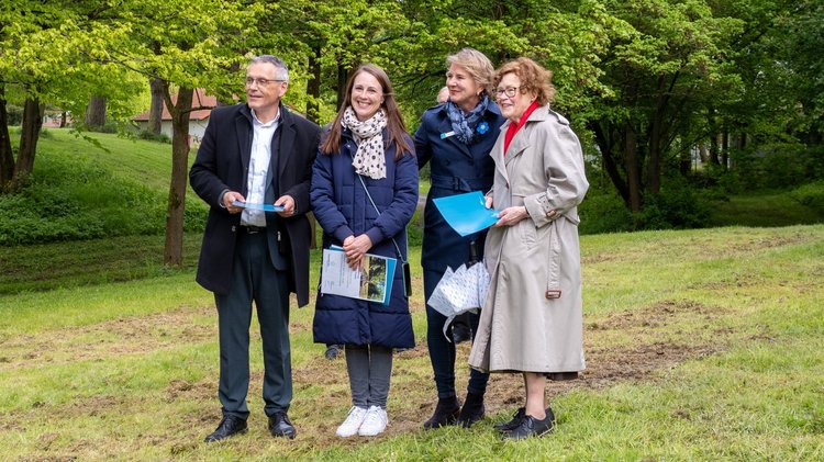 Urkundenvergabe und Dank an die Baumspender Landrat Andreas Siebert und Inge Laubert durch Dr. Maike Bartsch, Regionalbeauftragte Hessen Nord und Geschäftsführerin des Landesverbandes Hessen Viola Krause